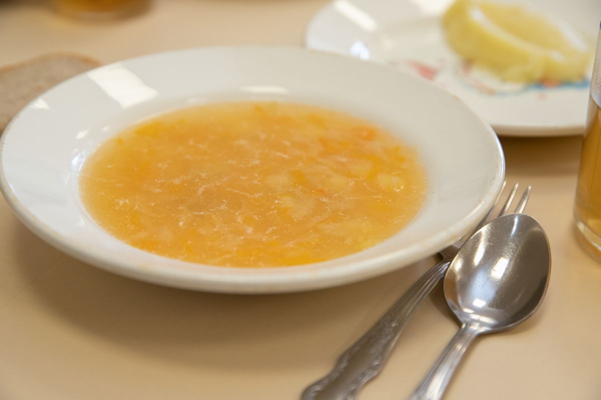 Калужские новости провели расследование о школьном питании и узнали кто стоит за резким подорожанием   kaluganews ru fn 1785888 html Редакция Калужских новостей провела собственное расследование и выяснила кто именно обслуживает школьные столовые как устроена схема работы поставщика и почему компания может позволить себе поднимать цены фактически без объявления войны   Прислать новость Подписаться