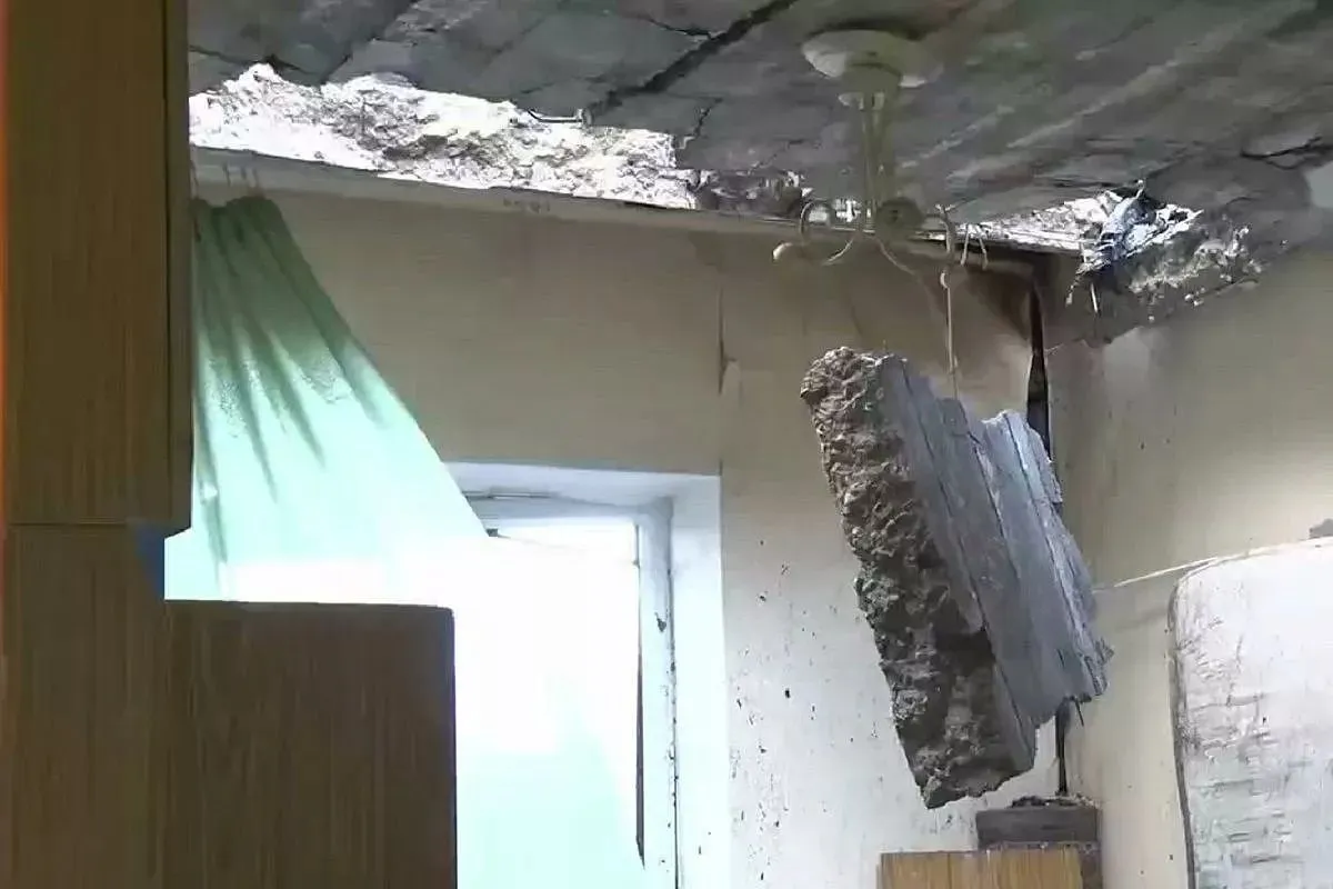 Поиски под завалами в Туапсе тело пропавшей девочки не найдено Спасательная операция на месте попадания БПЛА в жилой дом длится уже более 24 часов По данным источников после полной расчистки завалов информация о нахождении там тела подростка не подтвердилась Из за невозможности доставить в горную местность тяжелую технику спасатели и добровольцы разбирали обломки вручную В настоящий момент поиски продолжаются за пределами разрушенного здания обследуется вся прилегающая местность Новости Сочи 24 Мы в MAX