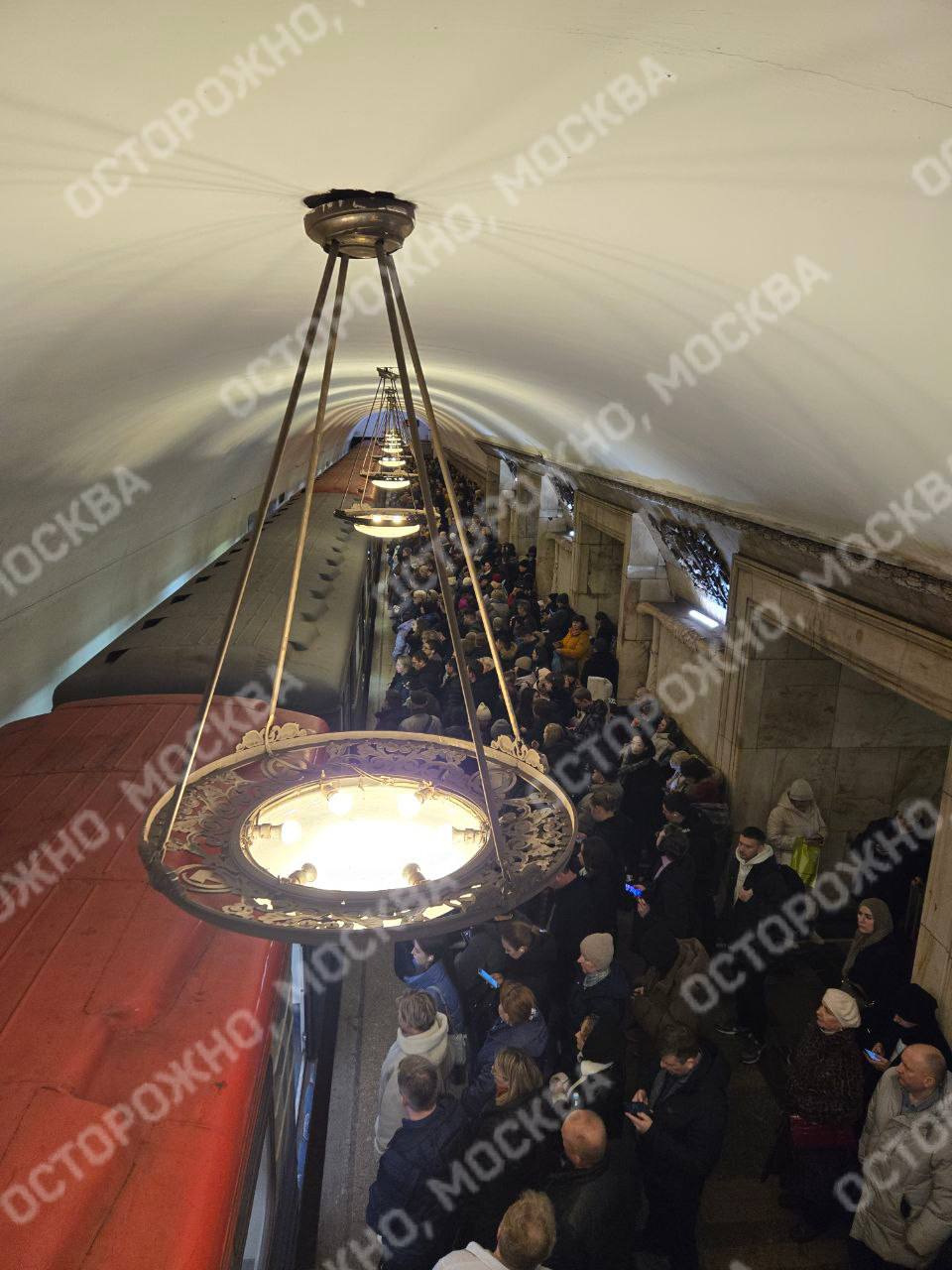 Сбой на зеленой ветке метро.   Пассажиры сообщают о сбое на  Замоскворецкой линии, на станции Новокузнецкая нет посадки. Причины уточняются.  UPD: Движение на Замоскворецкой линии в графике. Ранее на «Технопарке» высаживали пассажиров из одного поезда, его убрали с линии для проверки. Несколько следующих составов снижали скорость или останавливались для соблюдения интервала. После кратковременной остановки поезда продолжили движение в нормальном режиме, сообщили нам в столичном Дептрансе.