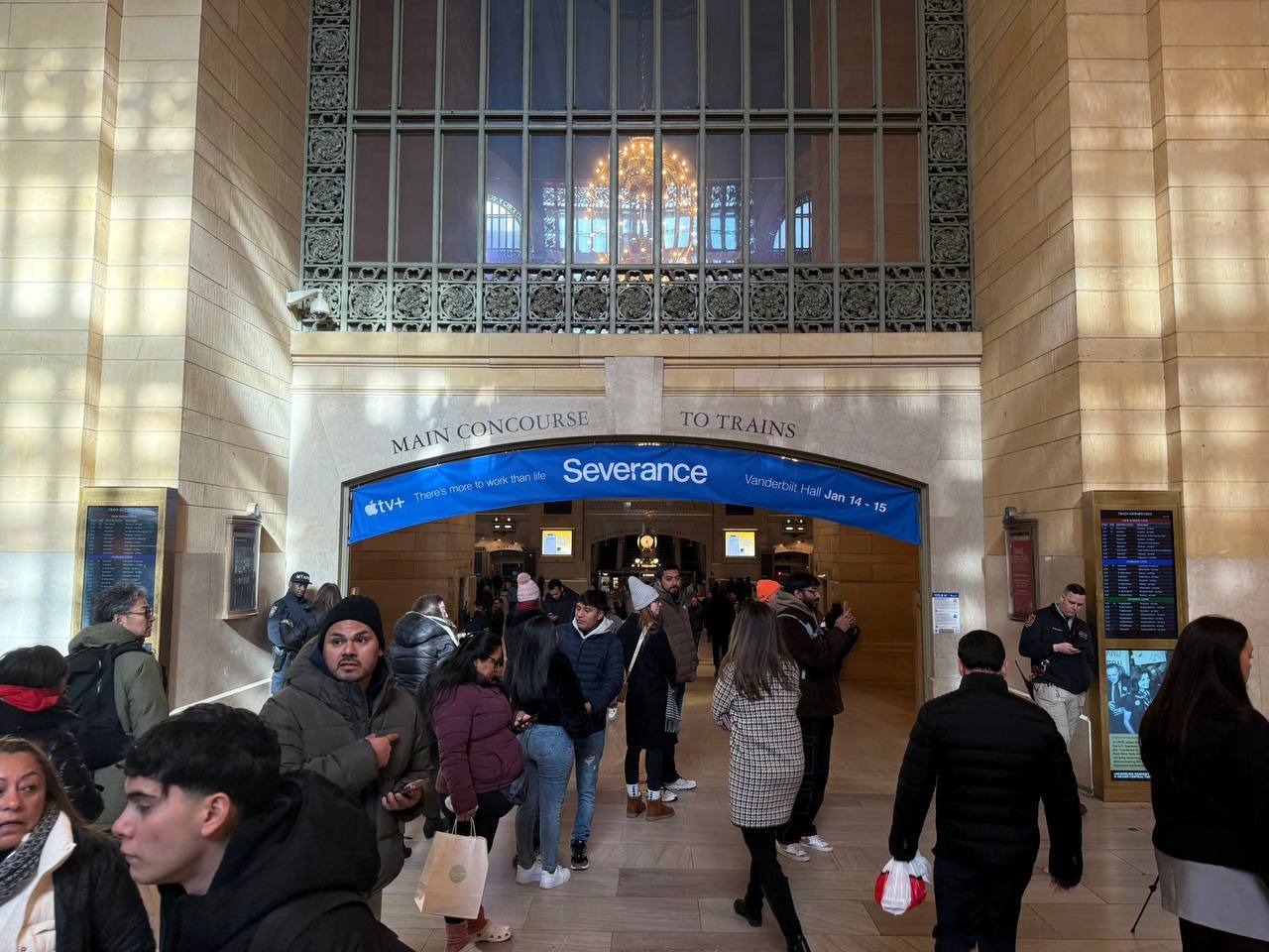 В Нью-Йорке на вокзале Grand Central сегодня открылся поп-ап к промо сериала Severance. И на первый день сценки из офисной жизни Lumon отыгрывает сам каст сериала.  Фанаты и просто зрители в приятном шоке и возбуждении. Для контекста: весь прошлый год Apple TV+ невероятно ругали в социальных сетях за отсутствие внятного промо их сериалов. Видимо, для флагмана, решили наконец-то пошевелиться