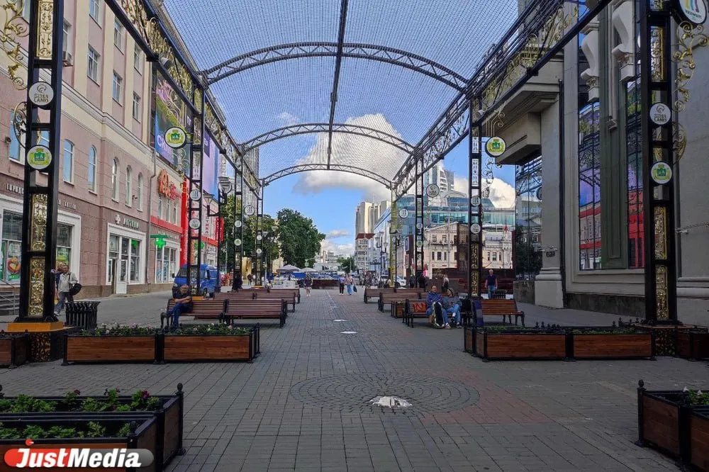 В Екатеринбурге планируется поменять покрытие предусмотреть площадку для сцены а также посадить деревья и кусты на Вайнера Как сообщили в Telegram канале Екатеринбург Главное благоустройство планируется защищать с помощью видеонаблюдения Возможно та будет интерактивной и разгонять вандалов громким милицейским голосом Бехатоновую плитку на главной пешеходной улице города планируется заменить гранитной Там также хотят разместить клумбы и кадушки с деревьями и кустами Среди них 22 горные сосны 25 сибирских яблонь десять кустов сирени Кроме того на месте установят скамейки Мы в Max Мы в VK Мы в Дзен