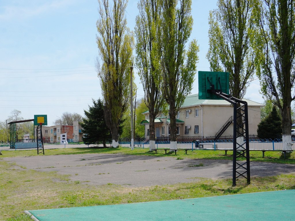 В Новоселицком округе обустроят ещё одну спортплощадку В центре посёлка Щелкан благодаря губернаторской программе поддержки местных инициатив обустроят площадку для игры в баскетбол. На территории, где уже есть стойки с баскетбольными кольцами, по периметру уложат бордюры и нанесут специальное покрытие. «Проект призван обеспечить безопасность и комфорт любителей этого вида спорта. Стоимость контракта более одного миллиона рублей, включая средства краевого и местного бюджетов, а также вклад предпринимателей и местных жителей. Работы проведут в срок до 15 июня текущего года», – поделилась начальник поселкового территориального отдела администрации Новоселицкого округа Светлана Воронина. Напомним, в рамках программы поддержки местных инициатив в Новоселицком округе в 2025 году воплотят пять «народных» проектов, а всего в Ставропольском крае будут реализованы 165 проектов на общую сумму свыше 730 миллионов рублей.