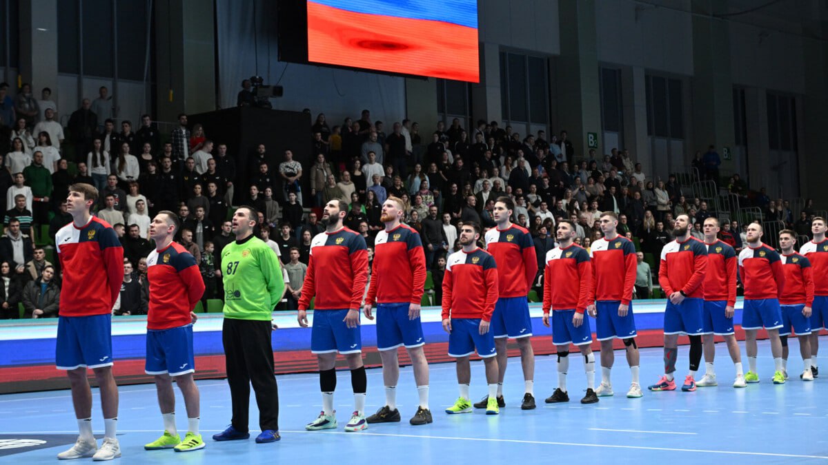 Международная федерация гандбола IHF планирует допустить российских и белорусских спортсменов на международные соревнования в 2026 году Об этом сообщает пресс служба Белорусской федерации гандбола со ссылкой на письмо президента IHF Как Вы знаете МОК разрешает отдельным нейтральным спортсменам имеющим российский или белорусский паспорт принимать участие в соревнованиях при условии соблюдения строгих условий допуска Однако рекомендации МОК относительно запрета на участия команд не изменились и все еще остаются в силе Поскольку IHF планирует реинтегрировать национальные команды России и Белоруссии в мероприятия IHF начиная с 2026 года мы высоко оценим ваше терпение и сотрудничество которые позволят нам работать над заключительными этапами упомянутой реинтеграции news matchtv РИА Новости Максим Богодвид