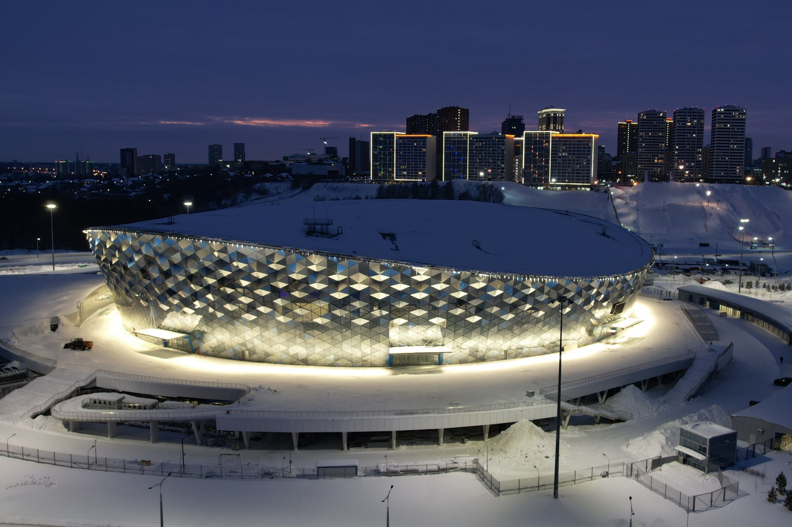 С 11 по 14 декабря в Новосибирске пройдёт Кубок Первого канала по хоккею Ожидаем много гостей из других городов и стран поэтому прорабатываем вопросы транспортной доступности ледовой арены Сократим интервал движения поездов метро на Ленинской линии и выпустим дополнительные составы после окончания матчей в период открытия и закрытия турнира Также усилим работу муниципальных маршрутов автобусов 5 6 28 39 и троллейбусов 7 8 Уверен кубок вызовет большой интерес В Новосибирске много болельщиков Вчера во Всероссийский день хоккея команда Сибирь порадовала победой в матче с Барысом Желаю успеха в следующей игре 3 декабря с московским Спартаком Сибирь вперед