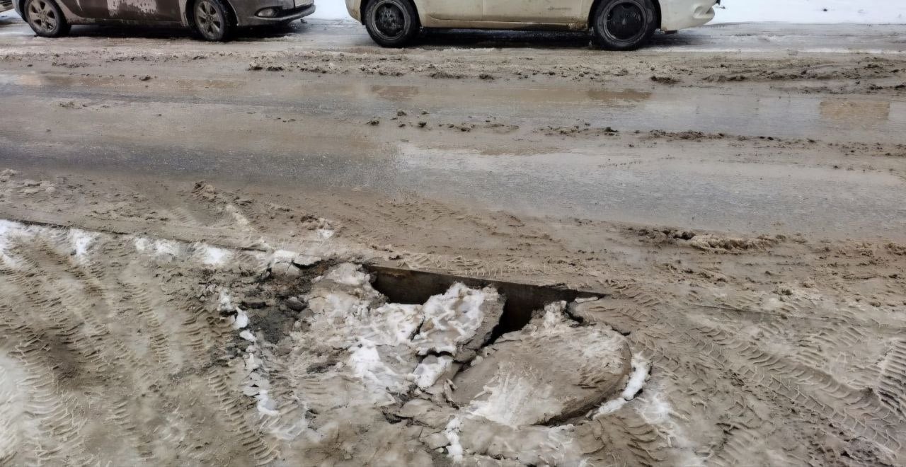 В Екатеринбурге провалился пребольшой участок асфальта на ул.Гоголя – прямо возле трех иностранных консульств  одно, правда, украинское . Там еще недавно делали уличный ремонт в собянинском стиле за непроизносимый бюджет. Дыра увеличивается, дорожники чешут в затылке. Очень неудобно вышло. Но свердлвчане с приходом к власти губернатора Евгения «Сестро ба» Куйвашева позориться привыкли, переживут. Будет смешно, если жалкий этот провал станет последней каплей, которая переполнит чашу терпения Кремля, Куйвашева снимут и он попадет под суд – дела в ФСБ и СледКоме давно готовы. Еще смешнее, если из-за рутинного коррупционно-емкого дорожного ремонта запустится давно анонсированный механизм замены горе-губеров в нескольких областях РФ. Доказанное масштабное воровство в Свердловской области, лютый бардак с логистикой военных, стратегических грузов, а также провал в экологической, социальной и медицинской сферах запустить его не смогли.  SEMPER IRATUS, инсайды и подробности.