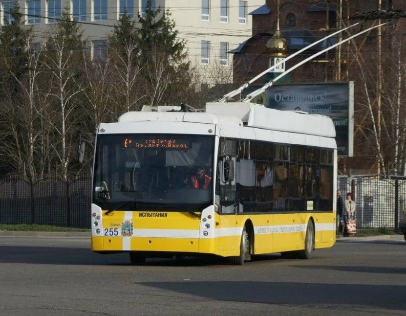 Новые троллейбусы могут поступить в Ставрополь в 2025 году  В ходе прямой линии губернатора Ставрополья Владимира Владимирова 28 ноября был поднят вопрос о троллейбусах, которые краевая столица не получила из-за недобросовестного подрядчика.  Глава края отметил, что контракт с подрядной организацией расторгнут, сейчас идут разбирательства.  Что касается новой партии «рогатого транспорта», то её планируют получить в течение 2025 года.  «В течение следующего года троллейбусы получим», — заверил глава региона.