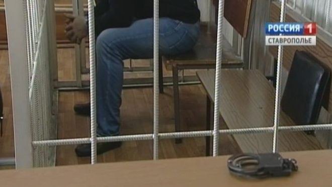 Жителя Ставрополья осудили за госизмену и подготовку теракта Мужчина вступил в 2024 году в террористическую организацию По заданию куратора изучал места возможного совершения террористического акта После этого изготовил взрывчатое вещество чтобы привести его в действие Свой преступный умысел он не смог довести до конца так как был задержан Южный окружной военный суд приговорил мужчину к 20 годам лишения свободы из них четыре года он проведет в тюрьме а оставшуюся часть в колонии строгого режима Также он должен заплатить штраф в размере 700 тысяч рублей ГТРК Ставрополье Читайте нас в MAX