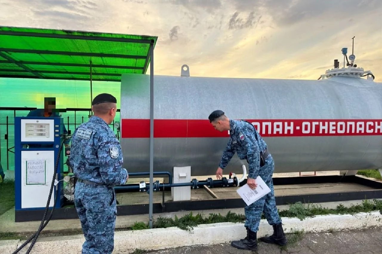 В Челябинской области остановили работу нелегальной газовой заправки Как объяснили в Главном управлении Федеральной службы судебных приставов по Челябинской области станция работала без специализированной лицензии В связи с установленными обстоятельствами суд посчитал необходимым назначить наказание именно в виде административного приостановления деятельности объекта поскольку это направлено на защиту жизни и здоровья людей пояснили в ГУ ФССП по Челябинской области Исполняя принятое судом решение приставы выехали на место и опечатали заправку в том числе вентили газовой трубы газораздаточные пистолеты и кассовый аппарат Ее работа приостановлена на 15 суток а владельцу требуется устранить нарушения требований безопасности Фото ГУ ФССП по Челябинской области Вести Южный Урал Челябинск