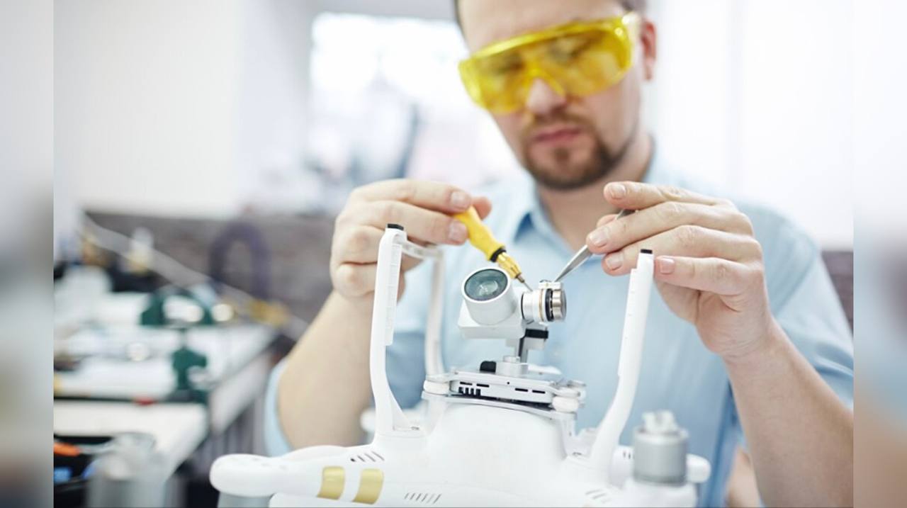 Двигатель без магнитов и катушек управляемый каплей жидкого металла может стать основой для мягкой робототехники и медицинских устройств Его ротор вращается благодаря вихревым потокам электролита создаваемым эффектом Маренгони