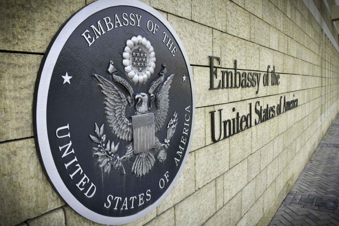 США отклонили почти 65% заявок на гостевые визы от граждан Узбекистана. Соединённые Штаты отклонили 64,41% заявок на выдачу гостевых виз категорий В-1/В-2, поданных гражданами Узбекистана за 2024 фискальный год. Такие данные приводятся в отчёте Госдепартамента США. Это самый высокий показатель среди стран Центральной Азии, отмечает «Газета.uz». Доля отказов для граждан Туркменистана составила 58,8%, Казахстана — 46,29%, Таджикистана — 45,24% и Кыргызстана — 39,14%. Среди стран СНГ показатели варьируются: у Азербайджана — 21,46%, Армении — 59,46%, Беларуси — 28,79%, России — 38,56%. Гостевые визы являются неиммиграционными визами для лиц, которые хотят въехать в США временно с целью бизнеса виза категории B-1 , туризма, отдыха и проживания виза категории B-2 , или совмещая все эти цели B-1/B-2 . В апреле посол США в Узбекистане Джонатан Хеник рассказывал, что на отказ гражданам Узбекистана при получении неиммиграционных виз влияет большое число прецедентов, когда под видом туризма или бизнеса человек остаётся в Штатах на длительный срок.