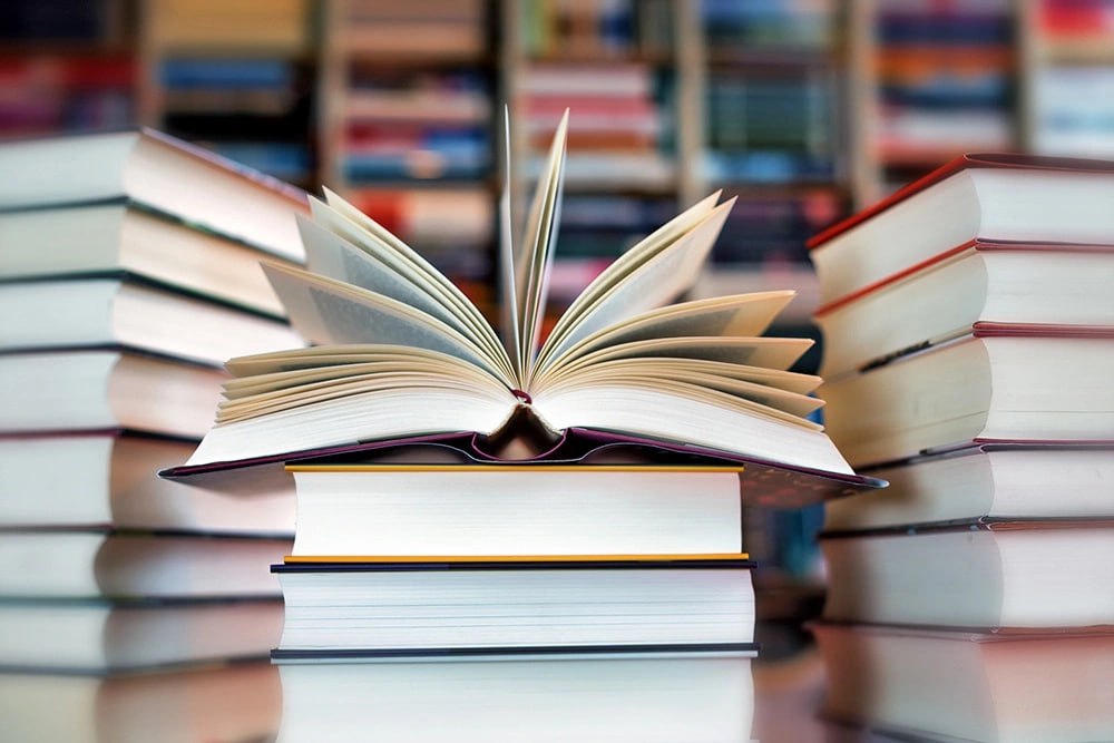 Книжный рынок в России вырастет на 16 в денежном выражении в 2025 году об этом сообщил президент издательской группы Эксмо АСТ Олег Новиков По его словам в 2022 году рост рынка составлял 11 в 2024 году 7 Согласно результатам исследования Агентства стратегический инициатив к 2030 году экспорт российской книжной продукции может вырасти более чем в 10 раз до 65 млн Вклад индустрии в ВВП РФ в 2023 году был равен 0 06 в 2030 году он может составить 0 08 Ранее сообщалось что в 2025 году цены на книги вырастут на 15 20 Это следует из результатов опроса издательств который провели Ассоциация книгораспространителей России АСКР и журнал Книжная индустрия