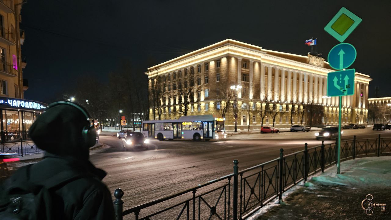 Великий Новгород начали украшать к Новому году Сотрудники Городского хозяйства устанавливают праздничные консоли на улицах Газон Розважа Ломоносова на аллее Николая Антонова В учреждении сообщили что город украсят зимние Снежинки и консоли с новгородской тематикой На площади Победы Софийская собрана новогодняя ель начался монтаж Звёздного неба