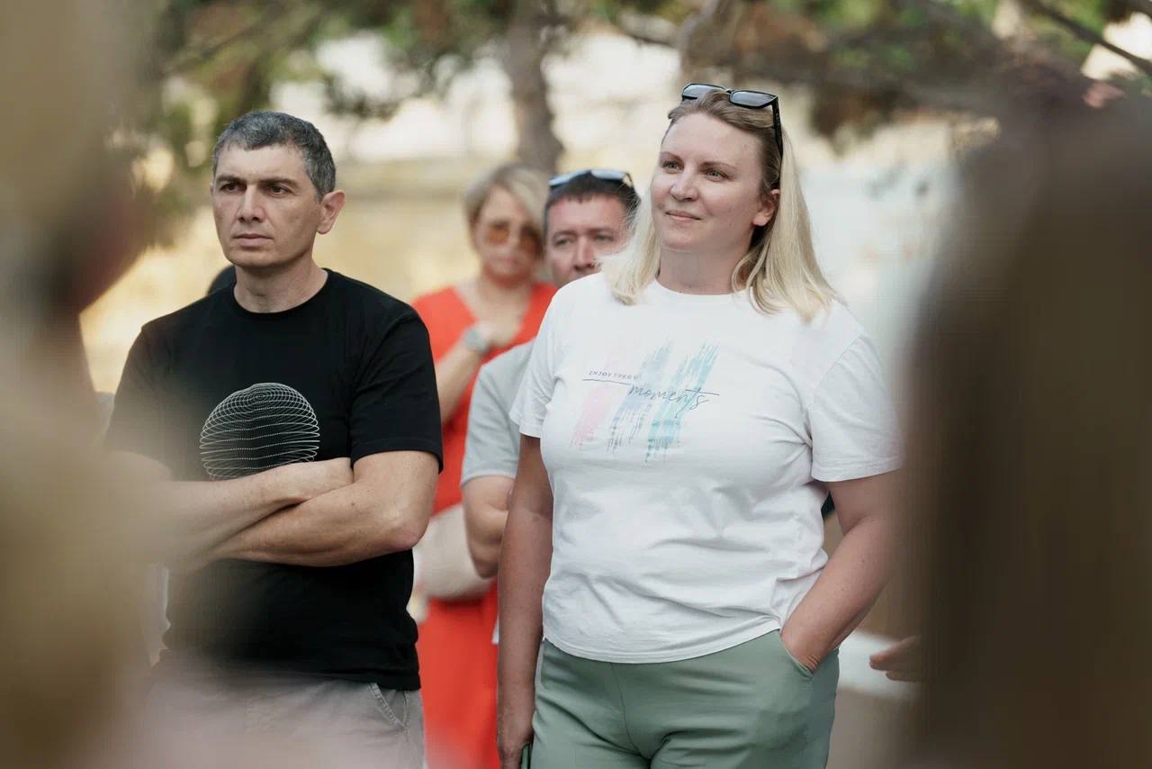 На Фиоленте появится новая питающая подстанция рядом с существующей ПС 7 Об этом сообщил губернатор города Михаил Развожаев 110 которая нам даст дополнительно порядка сорока мегаватт уже плюсом к модернизированным Это на развитие на обеспечение социальной инфраструктуры Нам необходимо будет ещё построить 330 новую которая даст ещё дополнительную мощность для этой 110 заявил губернатор Модернизация существующих подстанций и подготовка проектной документации намечены на 2025 2026 годы К 2027 строительство новых объектов выйдет на завершающий этап А в 2028 район будет полностью обеспечен необходимыми мощностями Фото razvozhaev Легендарный 24 Севастополь