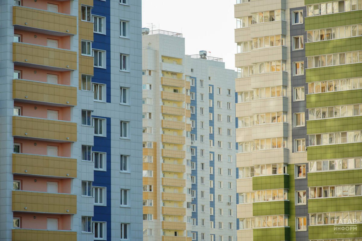 Жители многоквартирных домов смогут общаться с УК через мессенджер MAX Комитет Госдумы РФ по строительству и ЖКХ одобрил поправку предусматривающую обязательное общение коммунальных служб с жителями многоквартирных домов через национальный мессенджер MAX Законопроект вводит единый цифровой формат взаимодействия в сфере ЖКХ После его принятия управляющие компании ТСЖ и ресурсоснабжающие организации будут обязаны вести коммуникацию с собственниками жилья в мессенджере MAX Поправки ко второму чтению предусматривают что переписка в MAX станет частью государственного жилищного надзора В дальнейшем отсутствие ответа на обращения жителей может повлечь административную ответственность для управляющих организаций iatatarinform tatarinform