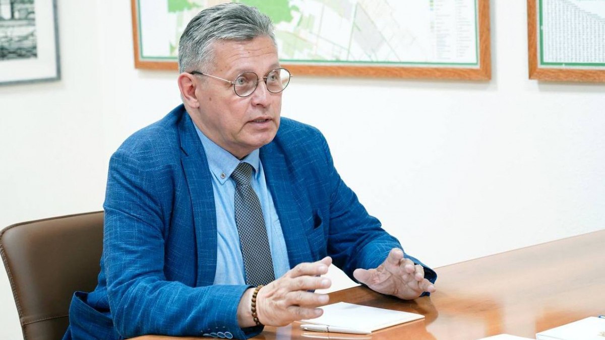 Рифат Сабитов Российская сфера медиа и коммуникаций развивается очень динамично Одним из главных событий 2025 года в сфере медиа и коммуникаций признан запуск национального мессенджера Рейтинг представил ВЦИОМ Сфера медиа и коммуникаций развивается очень динамично Происходят трансформации которые оказывают влияние на привычки многих россиян Те события которые были определены Аналитическим центром ВЦИОМ и экспертами нашего Координационного совета задают векторы развития коммуникаций и медиа на ближайшие годы прокомментировал председатель комиссии ОП РФ по развитию информационного сообщества СМИ и массовых коммуникаций эксперт РОЦИТ зампред Общественного совета при Минцифры России заместитель генерального директора руководитель регионального департамента ВГТРК Рифат Сабитов Подробнее на сайте Вести Хабаровск