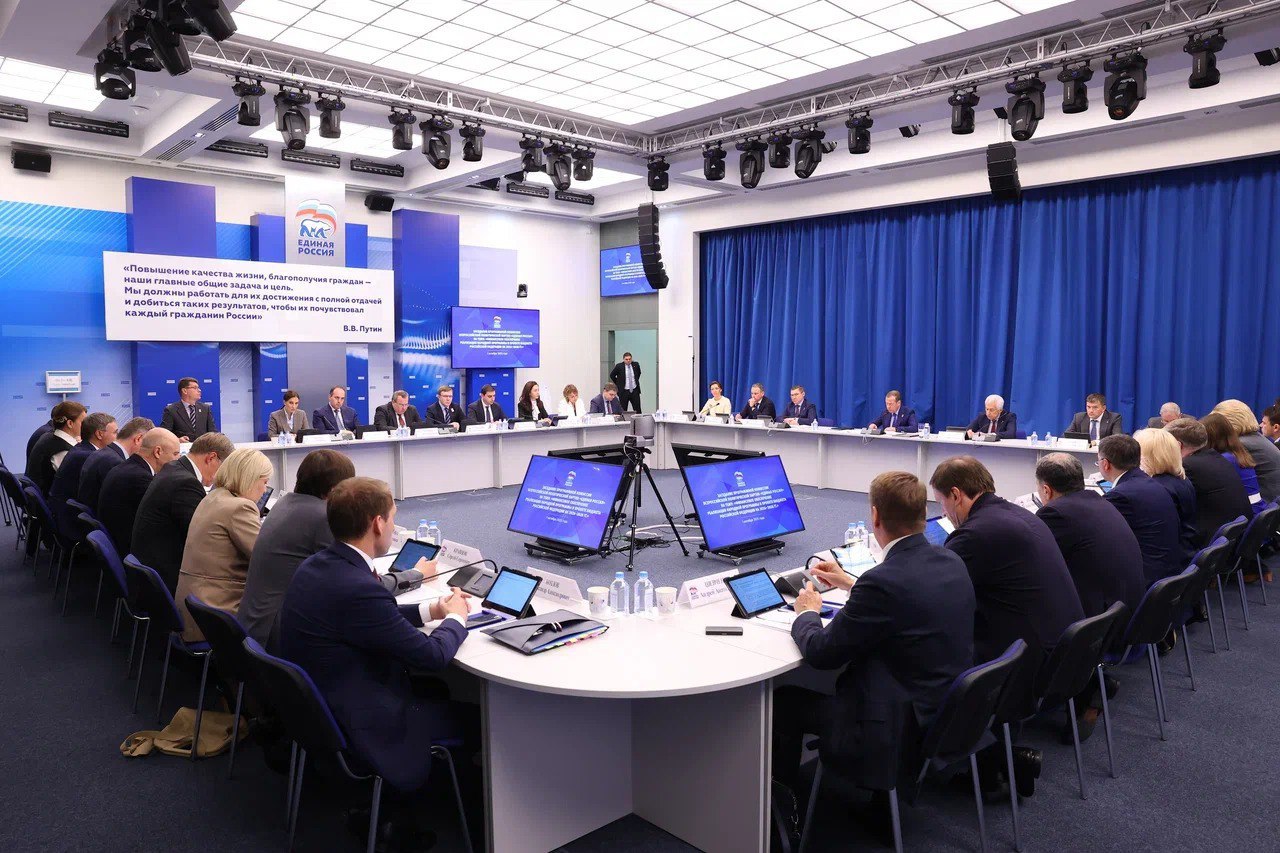 Максим Решетников Проект федерального бюджета отвечает положениям направления народной программы Единой России Экономика развития В первую очередь это вопросы технологического лидерства финансирование наших проектов национальных проектов технологического лидерства цифровой трансформации роботизации включены меры связанные с улучшение инвестклимата развитие отечественного фондового рынка и поддержки инвестиционных проектов на развитие регионов и транспортной инфраструктуры в ближайшие три года запланировано 6 триллионов рублей предусмотрено 244 миллиарда рублей на развитие туризма на трехлетку Это меры направленные на создание и развитие номерного фонда субсидирование процентных ставок при строительстве гостиниц Реализуется программа по аквапаркам сейчас по ней строятся более 20 объектов по всей стране 4 парка развлечений 15 горнолыжных курортов