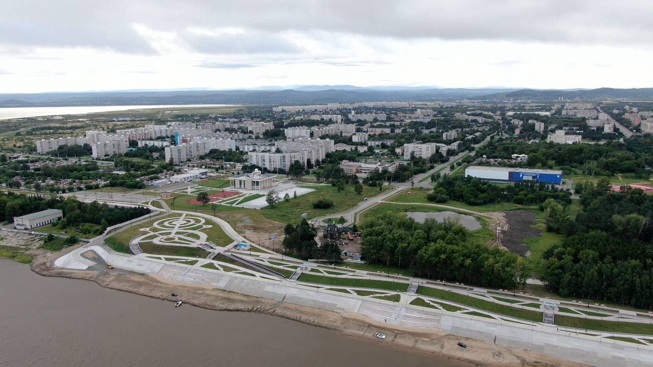 Комсомольск на Амуре первый город в России где в рамках государственно частного партнёрства будет полностью обновлена система снабжения водой и водоотведения ГК Росводоканал взявшая на себя по концессии управление городскими сетями водоснабжения на ближайшие 49 лет договорилась с ВЭБ РФ о кредитовании на 18 4 млрд рублей Первоочередная задача ремонт очистных сооружений в городе Юности В планах модернизация и строительство 387 км водопроводных сетей и 369 км канализационных сетей 77 ми водозаборных сооружений насосных станций и коллекторов Общие затраты оцениваются в 350 млрд рублей При этом водоканал Комсомольска на Амуре остаётся в муниципальной собственности и для горожан сохраним социально ориентированные тарифы Благодарю ВЭБ РФ за участие в поистине грандиозном проекте благодаря которому значительно улучшится качество жизни в нашей промышленной столице ГЧП сейчас единственная возможность реконструировать коммунальную инфраструктуру быстрее чем она изнашивается Подписывайтесь на мой канал в МАХ