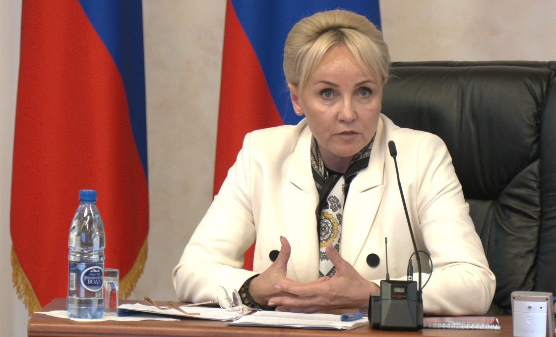 Правительство ЕАО представило Заксобранию доклад о работе в 2024 году На внеочередном заседании Законодательного Собрания ЕАО депутатам был представлен отчет о работе правительства в 2024 году. По поручению врио губернатора ЕАО Марии Костюк с докладом выступил исполняющий обязанности заместителя председателя правительства Андрей Садаев. В докладе он подробно рассказал о деятельности по реализации национальных проектов, итогах работы в экономической и социальной сферах, по привлечению инвестиций. В 2024 году мы продолжили курс на оптимизацию бюджетных расходов, повышение финансовой устойчивости и привлечение дополнительных источников финансирования, - заявил Садаев. Среди позитивных результатов он назвал: - рост собственных доходов бюджета; - снижение уровня безработицы до 2,7 % самый низкий за всю историю наблюдений показатель ; - уровень бедности в области обновил исторический минимум за последние 10 лет, снизившись в 2024 году до 13,7%; - рост валового регионального продукта, по предварительной оценке, составил 4,1%; - третий год подряд наблюдается рост инвестиций в основной капитал; - полностью внедрен региональный инвестстандарт; - объем поддержки, оказанной субъектам МСП в 2024 году, составил более 200 млн рублей; - количество субъектов МСП, в том числе самозанятых граждан, на 10 тысяч населения увеличилось на 20,9%. - оказана поддержка 1011 участникам СВО и членам их семей на общую сумму 303,4 млн рублей; - укрепление материальной базы учреждений здравоохранения и образования. В целом, работу исполнительного органа оценили положительно. Врио губернатора ЕАО Мария Костюк в своем выступлении сделала ряд критических замечаний к содержанию доклада и отметила, что в настоящее время продолжается процесс формирования управленческой команды. При этом сохраняется преемственность при решении задач, стоящих перед органами исполнительной власти. И мерилом эффективности является улучшение качества жизни людей. Подпишись