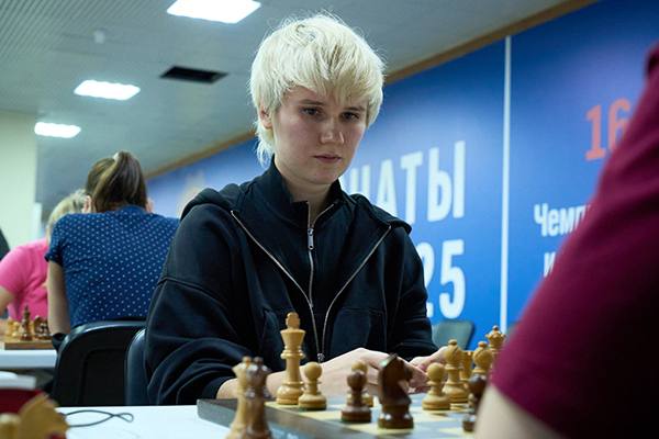 Ярослав Ремизов и Полина Шувалова чемпионы России по блицу В Сочи завершились чемпионаты страны по блицу и в обеих категориях сменились чемпионы В мужском турнире победу одержал 21 летний IM Ярослав Ремизов блиц рейтинг 2483 набравший 10 5 очков в 13 турах На пол балла отстали GM Жамсаран Цыдыпов 2610 IM Александр Тряпишко 2481 и GM Денис Хисматуллин 2469 С солидным отрывом в полтора очка женский турнир турнира выиграла IM Полина Шувалова 2399 набравшая 11 очков В тройку также вошли IM Лея Гарифуллина 2412 и WGM Баира Кованова 2137 Поздравляем новых чемпионов страны и ждём итогов чемпионата страны по рапиду Ph ФШР chessgames