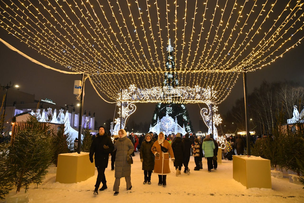 В новогоднюю ночь Центральная площадь Ижевска собрала более 5000 жителей удмуртской столицы.   С вечера 31 декабря до утра 1 января горожане собрались на площади, чтобы отметить окончание Года семьи, и встретить новый 2025-й - Год защитника Отечества. В этом году, как и в предыдущие, во время специальной военной операции, праздничные мероприятия были сокращены. На площади не организовывали фейерверки, вместо этого с трибуны звучали слова признательности ветеранам и участникам военных действий за их службу и мужество.   Тем не менее, несмотря на сложности, жители Ижевска и всей Удмуртии собрались вместе, чтобы отпраздновать самый волшебный праздник года, который объединяет семьи. Артисты выступали на сцене, а пришедшие с родными горожане создавали свой собственный «Семейный альбом», обменивались традициями и дарили подарки друг другу. Программа «Голубой огонек» напоминала о временах, когда обычный телевизор объединял не только близких, но и соседей из одного дома.