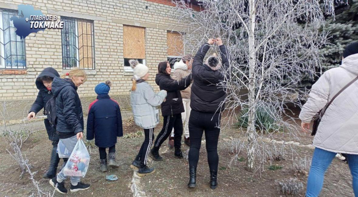 В Токмакском районе помогли зимующим птицам  В селе Новогоровка школьники помогли зимующим птицам. Участники кружка декоративно-прикладного искусства изготовили экологические кормушки, наполнили их и вместе с сотрудниками сельского ДК развесили их на деревьях.   «Чтобы помочь не обязательно быть сильным и богатым. Достаточно быть просто добрым. Зима — тяжелое время года, для всех зимующих птиц, но не из-за холода и мороза, а потому что им очень тяжело найти корм»,— рассказали организаторы акции.