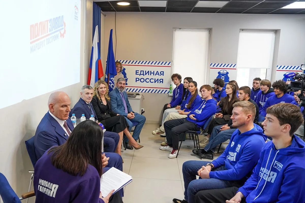 Молодая Гвардия Единой России запустила региональный этап образовательного проекта ПолитЗавод Участие в нём подтвердили 18 024 человека   В этом году проект строится вокруг Народной программы Единой России Студенты и молодые специалисты изучат её устройство соберут предложения от молодёжи своих регионов и поработают в молодёжных избирательных штабах На платформе Высшей партийной школы их ждут лекции политтехнологов депутатов Госдумы и федеральных экспертов а в каждом регионе пройдут очные стратегические сессии Финалом станет Всероссийский молодёжный палаточный форум Гвардейск в Тверской области куда приедут более 2000 участников Для участников ПолитЗавод возможность выйти за рамки студенческой аудитории познакомиться с федеральными экспертами получить грантовую поддержку своих инициатив и напрямую внести предложения которые войдут в реальный политический документ Конкретные наказы от молодёжи регионов лягут в основу Народной программы Регионал в МАКС