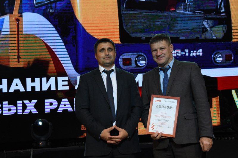 Четверть века на стальном пути Сотрудники Читинской механизированной дистанции инфраструктуры 5 декабря в Читинском Дворце культуры железнодорожников отметили 25 лет со дня образования подразделения На момент его создания в 2000 году оно называлось Путевая машинная станция 316 В этом году предприятие вышло из состава Восточной дирекции по эксплуатации путевых машин и вернулось в подчинение Забайкальской дирекции инфраструктуры Нынешний руководитель Вячеслав Номоконов в дистанции с первого года основания В начале 2000 х мы получили и стали осваивать новую технику планировщики балласта Дуоматы Униматы щебнеочистительные комплексы Новый коллектив тогда пополнили сотрудники из разных дистанций пути Окончательно штат сформировался к 2005 году и сейчас почти половина из них трудится на предприятии рассказал Вячеслав Номоконов Для юбиляров артисты ДК железнодорожников подготовили яркую программу