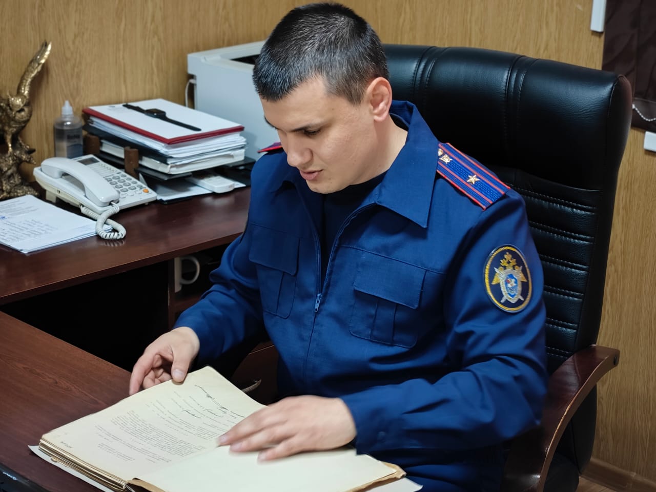 Следователи завершили расследование уголовного дела по обвинению бывшего директора учебного заведения в Буйнакске в присвоении и служебном подлоге Буйнакским межрайонным следственным отделом СУ СК РФ по РД завершено расследование уголовного дела по обвинению бывшего директора общеобразовательного учреждения города Буйнакска в совершении преступлений, предусмотренных ч. 3 ст. 160 и ч. 1 ст. 292 УК РФ присвоение и служебный подлог . По данным следствия, обвиняемая, находясь на рабочем месте, вносила изменения в официальные документы о выдаче продуктов питания, предназначенных для учеников учебного заведения, с завышением фактически выданных продуктов, а образовавшуюся разницу присваивала. Всего за указанный период обвиняемая присвоила продуктов питания на общую сумму более 924 тыс. рублей. В ходе предварительного следствия причиненный ущерб полностью возмещен. В настоящее время предварительное следствие окончено, уголовное дел направлено прокурору для утверждения обвинительного заключения.