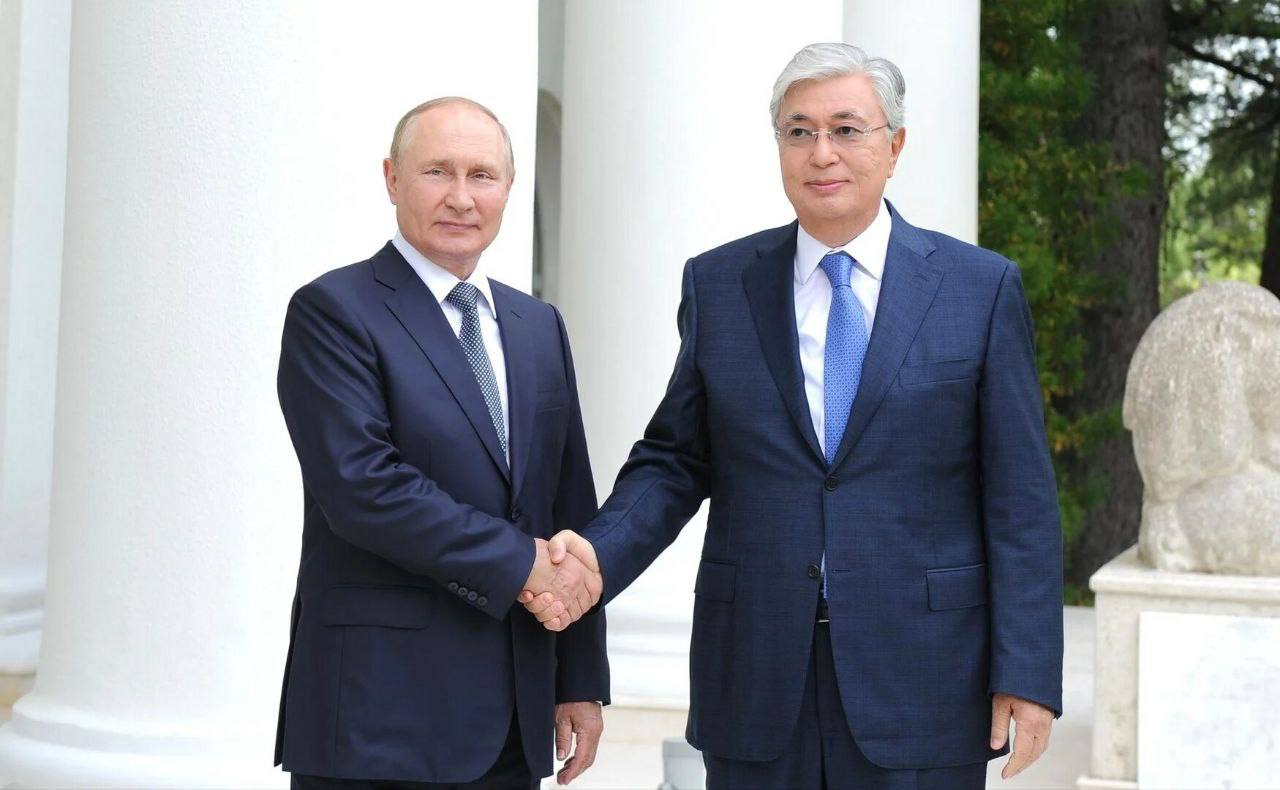 Состоялся телефонный разговор Владимира Путина с Президентом Республики Казахстан - Президент Республики Казахстан отметил, что мероприятия в Москве, посвящённые 80-летию Великой Победы, на которых он присутствовал, прошли в торжественной атмосфере, успешно и содержательно, вызвали широкий позитивный отклик во многих странах мира. - Лидеры обсудили некоторые актуальные вопросы двусторонней повестки дня, выразив удовлетворение достигнутым высоким уровнем российско-казахстанского стратегического партнёрства и союзничества. - Состоялся также обмен мнениями по итогам проведённых в Стамбуле прямых российско-украинских переговоров.
