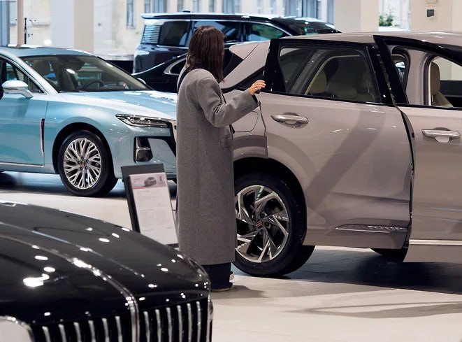Продажи новых автомобилей в ноябре упали на 23 относительно октября Вопреки ожиданиям ажиотажа на авторынке в последнем месяце перед вступлением в силу новых правил расчета утильсбора не произошло На снижение по мнению экспертов повлияли в первую очередь высокие цены Топ 5 марок автомобилей по продажам в ноябре Lada Haval Tenet Geely Belgee В декабре рынок вероятно покажет рост продаж относительно ноября но небольшой в пределах 5 считают большинство экспертов А в начале 2026 года возможна просадка из за выбранного спроса и традиционного сезонного фактора jkinvest news jkinvest