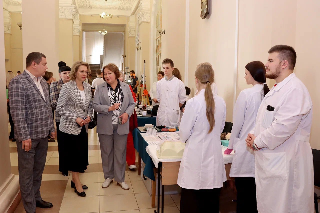 Акцию Учиться в Донбассе завершили в ДНР ярмаркой профессий Для ребят подготовили творческий путеводитель по профессиям который включал в себя номера посвященные 25 направлениям среднего профессионального образования Помимо этого школьники приняли участие в17 мастер классах и практических занятиях по востребованным профессиям Читать полностью молодежь Фото тг канал Ларисы Толстыкиной  Подпишись на нас в MAX