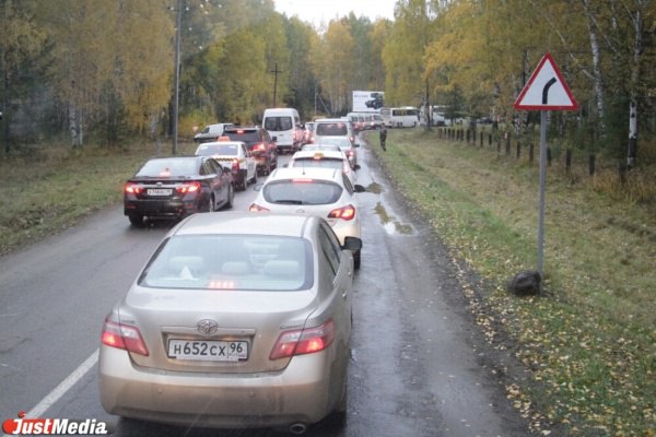 Строительство путепровода на месте железнодорожного переезда в Логиново начнется в сентябре 2025 года. Такое решение принял врио губернатора Свердловской области Денис Паслер после общения с водителями, стоящими в пробках. Переезд находится на трассе Екатеринбург – Шадринск – Курган, которая является единственной дорогой в Каменск-Уральский. Поезда по нему проходят ежедневно в большом количество, из-за чего в районе переезда постоянно скапливаются пробки. «Свердловчане стоят в пробках на переезде часами, они растягиваются на десятки километров. Тратятся нервы и время. Этот острый вопрос я уже обсуждал с коллегами из Росавтодора, так как трасса Екатеринбург — Шадринск — Курган является федеральной. Безусловно, федеральная дорога всегда загружена. Поэтому уже через несколько месяцев мы приступим к строительству и, таким образом, проблема будет решена навсегда», - заявил Денис Паслер.