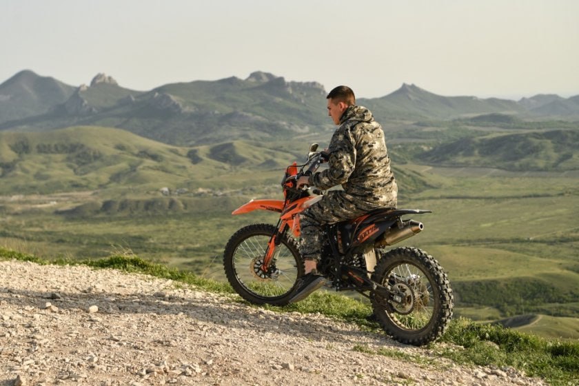 Продажу мини мотоциклов детям могут ограничить Глава комитета Государственной Думы по молодежной политике Артем Метелев сообщил о разработке соответствующего законопроекта Законопроект предусматривает пять основных мер  Купить такие мотоциклы можно будет только при наличии у несовершеннолетнего справки о прохождении спортивной мотошколы  Запрет на передвижение питбайков по дорогам общего пользования  Эксплуатация будет разрешена только на специально отведенных площадках определенных Министерством спорта  Запрет на продажу дизельного топлива и бензина несовершеннолетним  Маркировка всех товаров поступающих в страну в системе Честный знак По словам Метелева эти меры будут обсуждаться на заседании комитета с участием профильных ведомств Федерации автомобильного и мотоспорта а также родительской ассоциации Он выразил уверенность что удастся выработать общие подходы чтобы уже к следующему летнему сезону рисков связанных с использованием такого спортивного инвентаря не возникало Фото РИА Новости Подписаться на Российскую газету в Читать нас в MAX