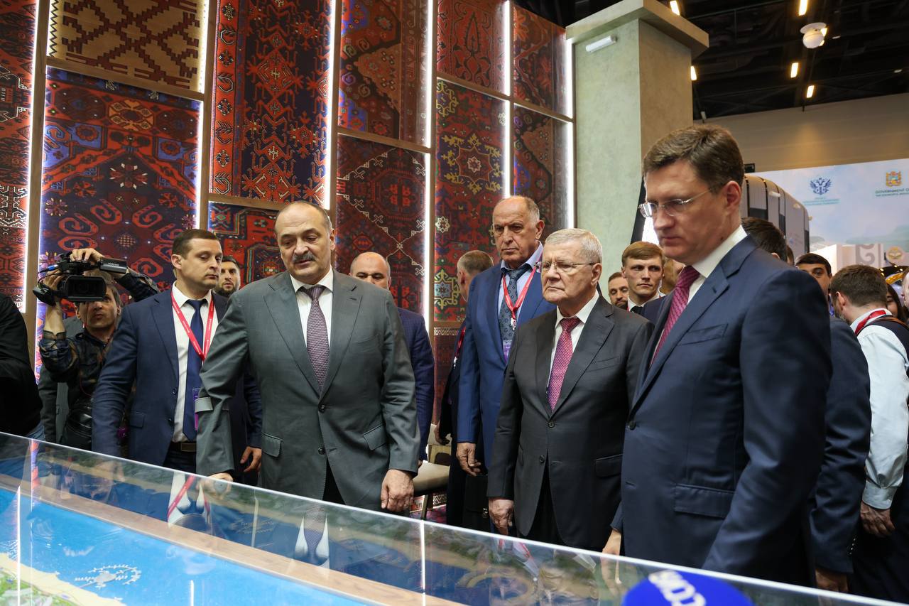 Александр Новак посетил стенд Дагестана на КИФ 2025. Вместе с полпредом президента в СКФО Юрием Чайкой заместитель Председателя Правительства РФ ознакомился с выставочной экспозицией. ⏩О реализуемых в республике проектах рассказал Сергей Меликов. В этом году на КИФ представлены прорывные проекты по ряду направлений: туризм, транспорт, промышленность, производство, сельское хозяйство, возобновляемая энергетика. Отдельно глава республики презентовал Каспийский прибрежный кластер — круглогодичный курорт на берегу Каспийского моря. Проект уже привлек заявки на 63 млрд рублей, а общий объем внебюджетных инвестиций может превысить 100 млрд рублей.