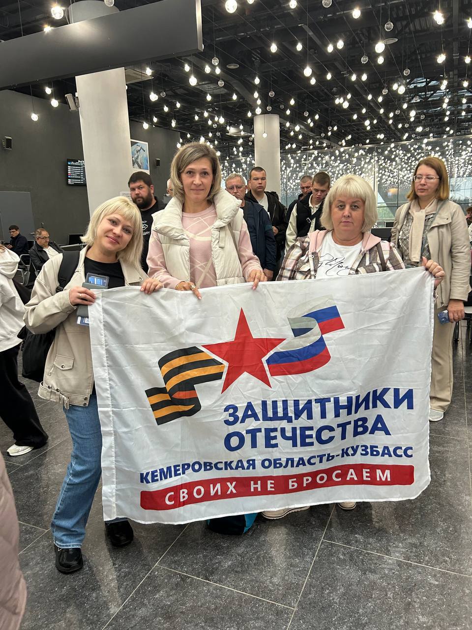 Путешествие по Золотому кольцу для семей наших подопечных Четыре семьи подопечных Государственного фонда поддержки участников СВО Защитники Отечества по Кемеровской области Кузбассу отправились в увлекательный тур по Золотому кольцу России вместе с РЖД Программа тура включает посещение легендарных городов Владимира Суздаля Ярославля Участники знакомятся с богатым культурным и духовным наследием нашей страны гуляют по старинным улочкам посещают монастыри музеи и заповедные уголки а также получают яркие впечатления от интерактивных экскурсий Такие поездки это не только отдых но и возможность для семей наших защитников укрепить связь поколений прикоснуться к истории России и почувствовать гордость за её величие и красоту Филиал Государственного Фонда Защитники Отечества делает всё чтобы поддержка наших подопечных была не только практической но и душевной Ведь забота это ещё и новые эмоции радость и незабываемые моменты проведённые вместе с близкими ЗащитникиОтечества КемеровскаяОбласть