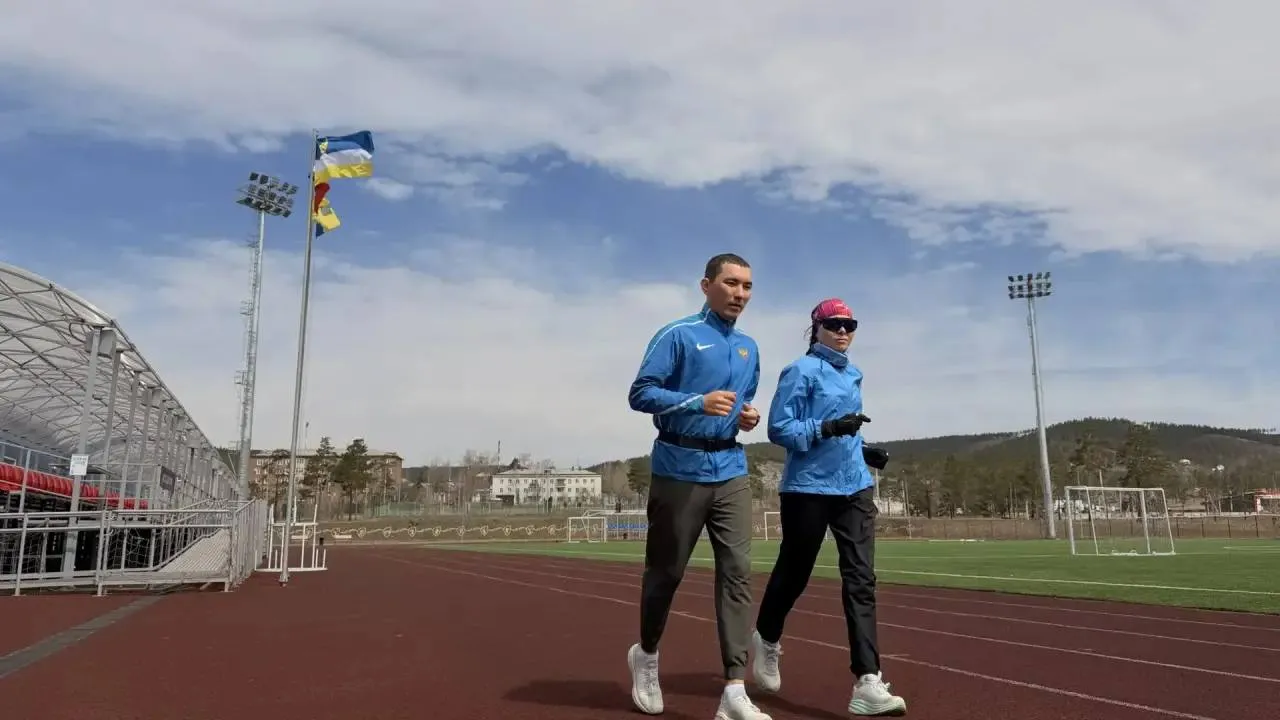 Инфраструктура для чемпионов Ровно год назад в микрорайоне Загорск Улан Удэ открылся стадион Забайкалец после масштабной реконструкции Обновление прошло благодаря мастер плану города утверждённому Президентом России Сегодня это современный спорткомплекс В нем есть футбольное поле с искусственным покрытием беговые дорожки и три зала для бокса кардио и силовой подготовки Каждый день здесь тренируются сотни детей и профессиональных спортсменов Стадион соответствует международным стандартам Здесь проводятся городские республиканские и межрегиональные соревнования     Член сборной Бурятии по лёгкой атлетике Мария Тимофеева рассказала Я здесь тренировки провожу и соревнования неоднократно мы здесь бегали В том году проводился чемпионат Бурятии по лёгкой атлетике За 5 лет при поддержке президента в Бурятии создано 102 новых спортивных объекта 11 площадок ГТО 35 площадок Спортмастер 33 универсальных спортивных площадки 23 крупных спортивных объекта Правительство Бурятии в MAX