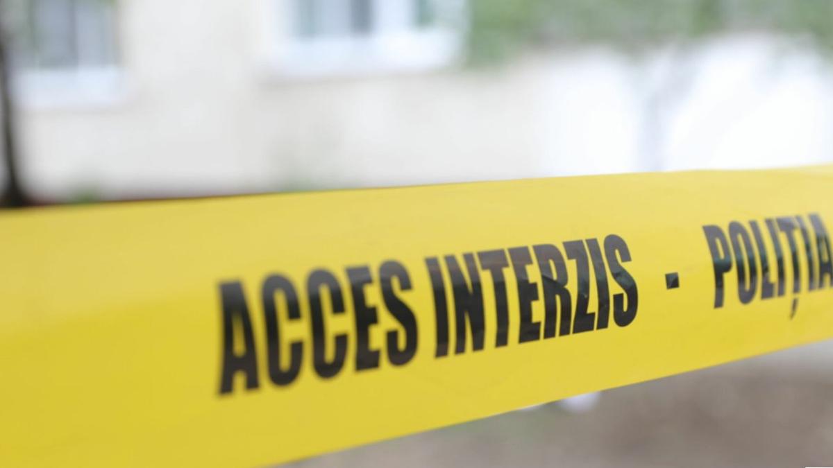 Обнаружен труп в Хынчештском районе Вчера вечером в селе Бужор прохожие обнаружили искалеченное тело 21 летнего парня сообщают СМИ Прибывшие на место криминалисты установили что молодой человек погиб в драке Предварительно у него произошел конфликт с тремя людьми которые и убили его Полиция уже установила подозреваемых это трое мужчин в возрасте от 33 до 45 лет