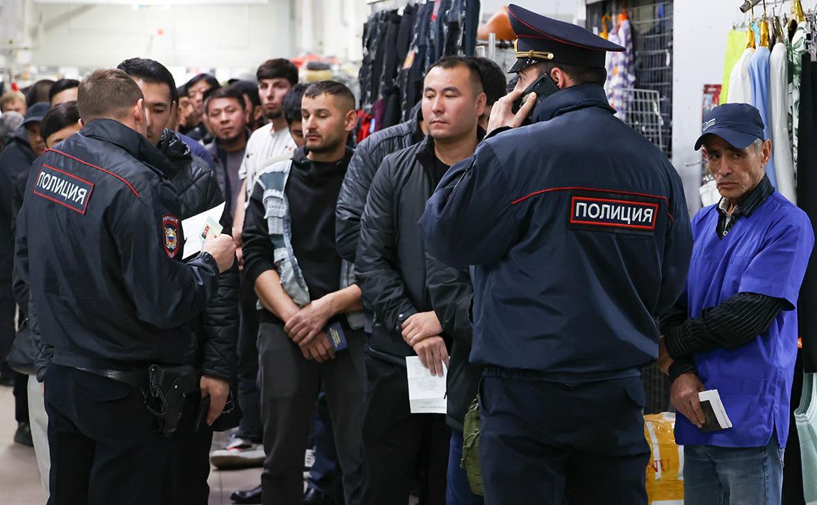 Сегодня правительство рассмотрит пакет подготовленных Минфином законопроектов ужесточающих экономические условия пребывания трудовых мигрантов из безвизовых стран в России Поправки призваны расширить круг прибывших на работу в РФ безвизовых иностранцев обязанных после получения патента на работу вносить фиксированный авансовый платеж по НДФЛ Такое обязательство после вступления поправок в силу в 2027 году возникнет у временно или постоянно проживающих в РФ мигрантов работающих у физических лиц для личных домашних и иных подобных нужд Еще одно существенное изменение если у обладателя патента есть проживающие в РФ несовершеннолетние дети или иждивенцы то доплачивать бюджету придется за каждого по 50 от суммы собственного платежа При этом по достижении 18 лет дети таких работников должны будут или оформить свой патент или покинуть РФ если у них не будет иных законных оснований оставаться в стране Плата за патент сейчас вносится в виде ежемесячного фиксированного авансового платежа по НДФЛ Его базовый размер 1 2 тыс База умножается на дефлятор и на региональный коэффициент устанавливаемый на год властями субъектов РФ В итоге например в Москве сумма платежа равна 10 тыс в месяц Диапазон по стране от 3 4 тыс в Чечне до 27 3 тыс в Краснодарском крае Сейчас по различным оценкам в РФ в год в среднем приезжают на работу 3 3 5 млн трудовых мигрантов Большая часть из них 2 5 млн получают в МВД патент на работу При этом точных и публичных данных о том где именно потом трудоустраиваются эти работники нет С 2016 года статистика МВД по мигрантам стала менее детальной и исследователи не располагают точными данными Так в прошлом году МВД заявляло о примерно 700 тыс несовершеннолетних иностранцах в РФ говорят эксперты По их словам мигранты работающие без патента на физических лиц сейчас фактически выпадают из системы налоговых правоотношений в том числе в силу непрозрачности их экономической деятельности и отсутствия простых в администрировании и понятных налоговых правил В то же время такие работники создают нагрузку на социальную и транспортную инфраструктуру Идея установления фиксированного платежа снимает проблему контроля за фактически полученным доходом и позволяет администрировать его не тратя лишние ресурсы считают эксперт Для администрирования новаций поправки Минфина вводят новые принципы обмена информацией между МВД и ФНС Если уровень дохода трудового мигранта не будет соответствовать прожиточному минимуму в регионе на себя и на членов семьи он не сможет продлить свой патент это следует делать раз в год Смысл поправки выведение на свет теневых доходов работников Информация о доходах также может использоваться МВД и при проверке условий выдачи или аннулирования вида на жительство и разрешения на временное проживание в РФ Для этого налоговые органы будут в автоматическом режиме ежеквартально предоставлять МВД информацию о полученных иностранными гражданами доходах За вопрос миграции взялись вплотную Конечно делать это нужно было гораздо раньше уважаемые читатели но лучше поздно чем никогда