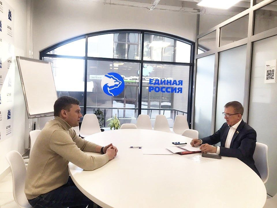 Провели рабочую встречу с председателем регионального отделения Опора России Николаем Прытковым Поддержать бизнес в непростой ситуации одна из главных задач Какие меры необходимо предпринять как показали себя уже существующие инструменты поддержки эти вопросы обсудили в рамках встречи  Сегодня на долю малого и среднего бизнеса приходится более 20 ВВП и около 40 всех рабочих мест Многие предприятия в том числе томские обеспечивают выпуск инновационной продукции столь необходимой отечественному потребителю В общероссийском масштабе на господдержку бизнеса на пятилетку предусмотрено 329 5 млрд рублей Конечно нам бы хотелось чтобы в этом объеме были на достойном уровне учтены интересы томских предпринимателей В Совете Федерации мы продолжаем работу по выработке новых инструментов поддержки В прошлом году одобрены федзаконы по кредитным каникулам закреплены новые понятия вновь созданные юридические лица и вновь зарегистрированные индивидуальные предприниматели По поручению Валентины Матвиенко мониторим эффективность уже действующих мер Ситуация непростая но будем всячески помогать бизнесу   В марте проведем очередной круглый стол по реализации базового для этой сферы президентского национального проекта Эффективная и конкурентная экономика Уверен томские деловые сообщества как всегда направят проработанные инициативы Некоторые будем решать на федеральном уровне часть на региональном Одно из предложений на рабочей встрече озвучил производитель инновационной медицинской продукции директор ООО Л М Э БИОТОК Александр Оферкин Ещё одну инициативу от нашей компании Сапл биз по внесению изменений в федеральное законодательство также взяли в работу