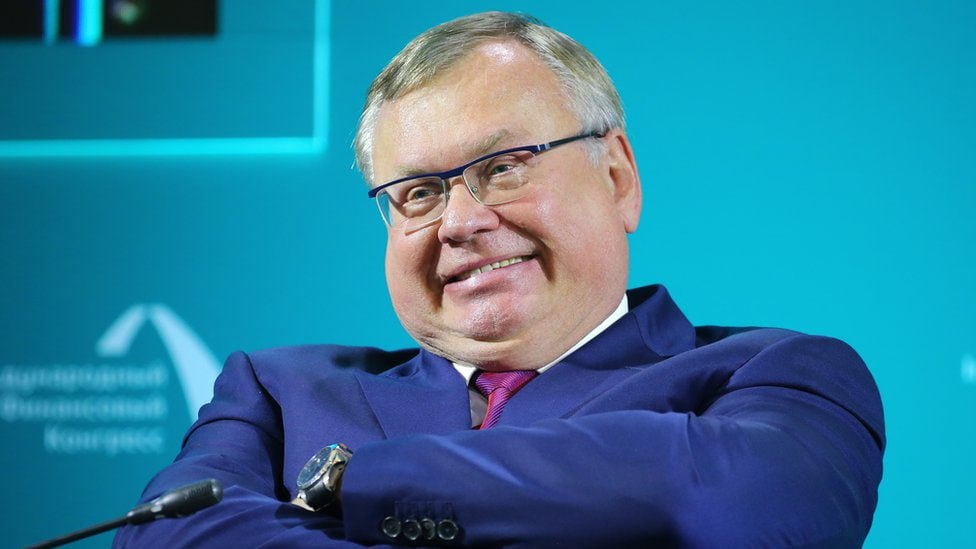 «Уровень, до которого укрепился рубль, вредный, надо "отруливать" к 90+ руб./$»,— сказал господин Костин на Петербургском международном экономическом форуме.... Как же они достали. России нужен просто стабильный курс. без "отруливаний" куда надо и решения бюджетных проблем или проблем отдельных корпораций за этот счёт...