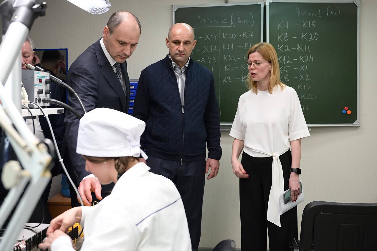 В Свердловской области сменилось не только руководство, но и политическая стратегия  Эксперты отмечают, что новый врио губернатора региона Денис Паслер последовательно укрепляет отношения с полпредом президента в УрФО, героем ДНР Артемом Жогой. В первую очередь в вопросах поддержи специальной военной операции.  Политолог Алексей Мартынов подтверждает эти наблюдения:  Это хорошо заметно по совместной публичной активности. Паслер и Жога вместе участвуют в мероприятиях в честь Дня Победы, вместе совершают объезд предприятий оборонного значения.  Журналист и политолог Павел Данилин уже успел положительно оценить такой патриотический разворот Свердловской области:  Такие перемены в региональной политике обнадеживают. Это поможет Свердловской области избавиться от образа «столицы либерализма» и напомнить всем о том, что Урал — опорный край державы. Для Дениса Паслера Свердловская область родной регион и эта коренная связь с земляками позволяет более чутко ощущать дух Урала.