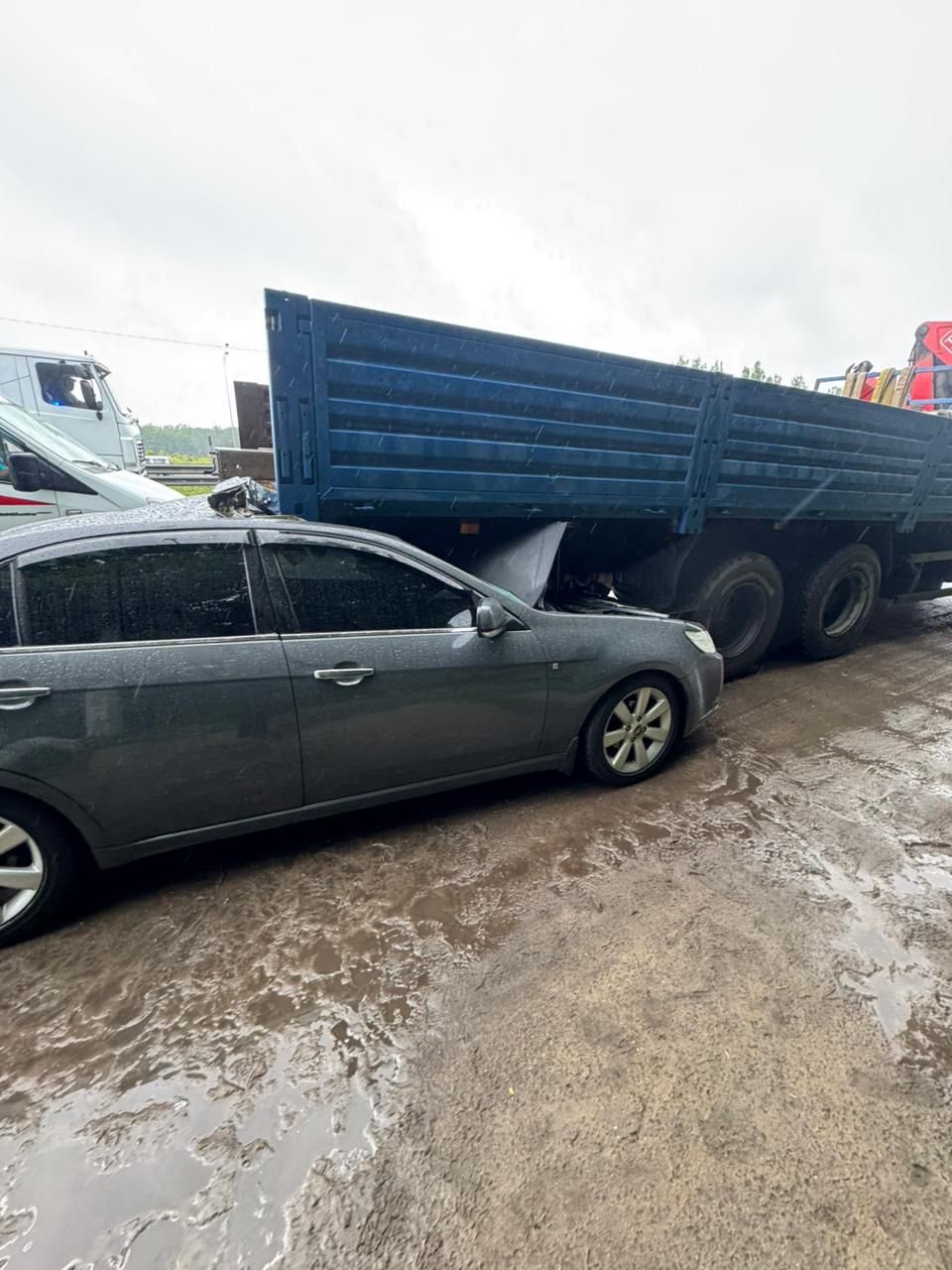 В пригороде Воронежа пострадал водитель раздавленной манипулятором машины Авария произошла утром на 7-м километре трассы А-134. Местный житель за рулём Chevrolet Epica врезался в едущий в попутном направлении КамАЗ под управлением 59-летнего автомобилиста. Пострадавшего 53-летнего водителя легковушки госпитализировали.