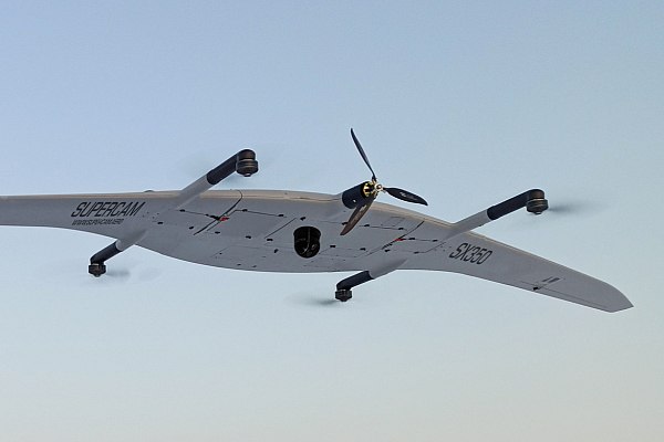 Россия представит скоростной БПЛА разведчик Supercam на выставке Dubai Airshow Россия впервые покажет новый скоростной беспилотник разведчик Supercam на Международной авиационно космической выставке Dubai Airshow в ОАЭ Об этом сообщает ТАСС со ссылкой на ГК Беспилотные системы Российская группа компаний Беспилотные системы впервые привезет на Международную авиационно космическую выставку в Объединенных Арабских Эмиратах линейку беспилотных летательных аппаратов Supercam зарекомендовавших себя в гражданской и военной сферах Также впервые на международной выставке будет представлен новый скоростной разведывательный беспилотник пополнивший линейку Supercam сказали там Отмечается что в рамках объединенной российской экспозиции на Dubai Airshow также будут представлены БПЛА двойного назначения Supercam S350 конвертоплан Supercam SX350 и коптер Supercam X4 aviaru net n289730