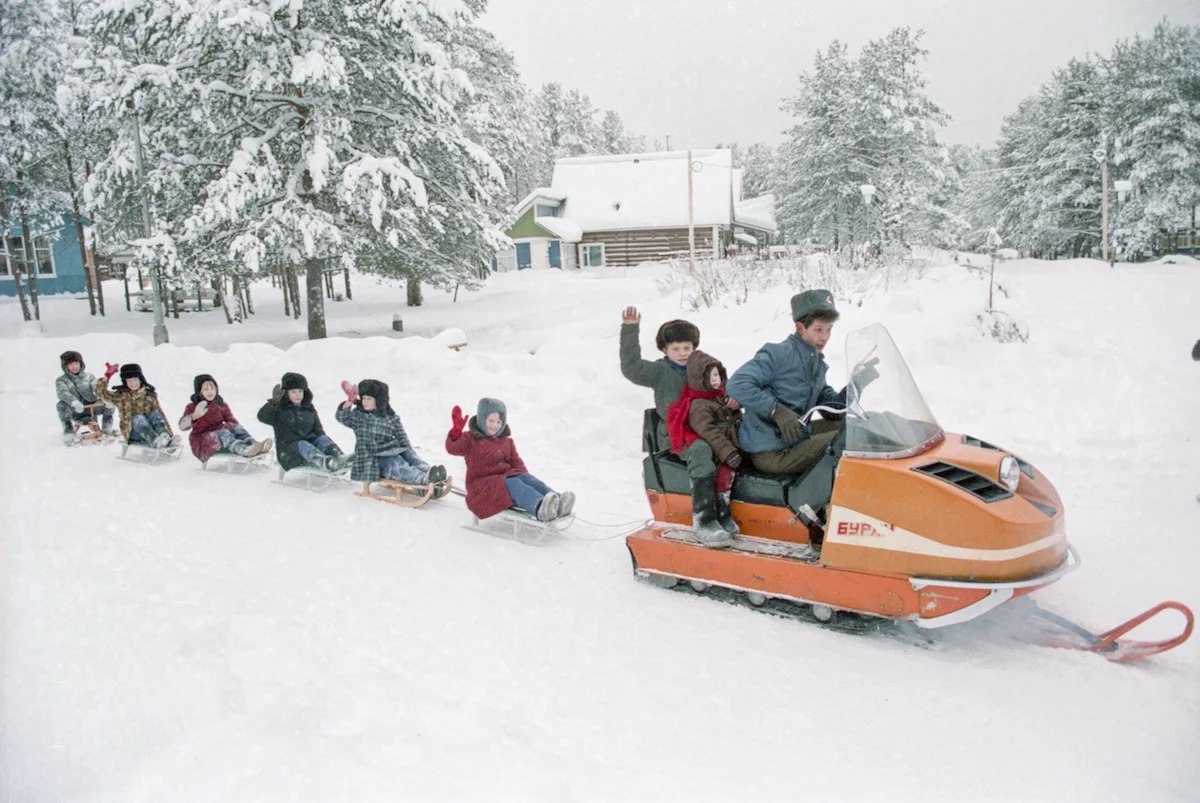 В нашей стране организована новая национальная премия Большая семья России К участию приглашаются журналисты редакции средств массовой информации и блогеры освещающие темы которые способствуют укреплению семейных устоев и продвижению традиционных семейных ценностей в обществе Премия будет присуждаться в шести номинациях Лучший фотоснимок Лучшая печатная работа Лучший видеорепортаж Лучшая публикация в интернете Лучшая публикация в социальных сетях Лучший выпуск на радио Победитель в каждой номинации получит премию в размере 500 тысяч рублей Эксперты премии отмечают что основными критериями оценки работ станут профессиональное мастерство и позитивный социальный эффект Заявки принимаются до 1 февраля 2026 года К участию допускаются материалы опубликованные с 1 января 2024 года Церемония награждения пройдет в апреле Фото большаясемьяроссии рф Наши новости в МАХ