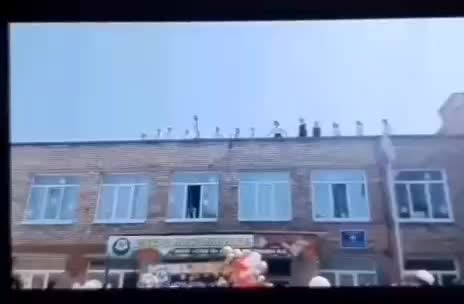 Школьники Владивостока провели «прощальный бал» на крыше, вызвав беспокойство родителей