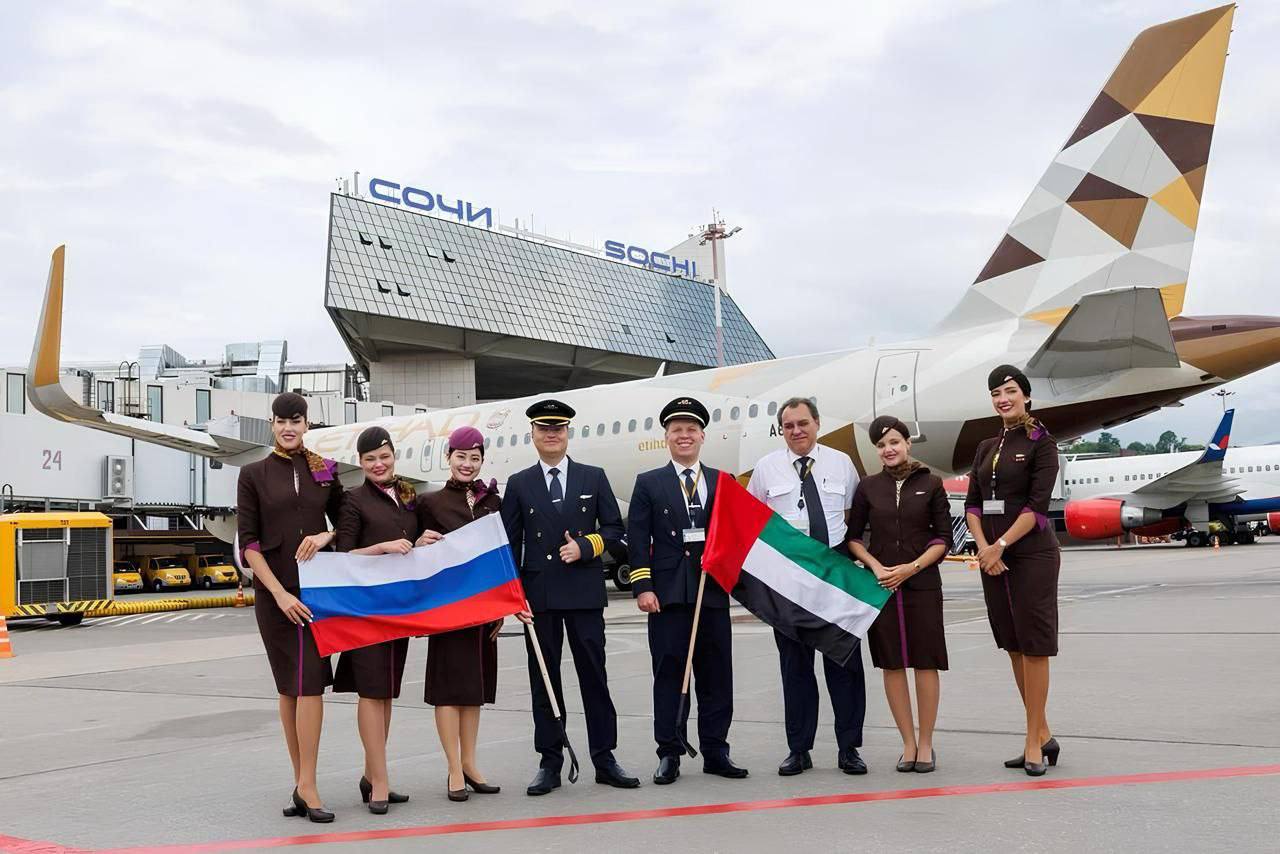 В Сочи прибыл первый рейс Etihad Airways из Абу-Даби! Сочи стал третьим городом России после Москвы и Петербурга, куда начал летать один из крупнейших авиаперевозчиков мира. Рейсы будут выполняться 3 раза в неделю — по вторникам, четвергам и воскресеньям, на комфортных Airbus A320: 8 мест в бизнес классе; 150 — в экономическом. Новости Сочи 24