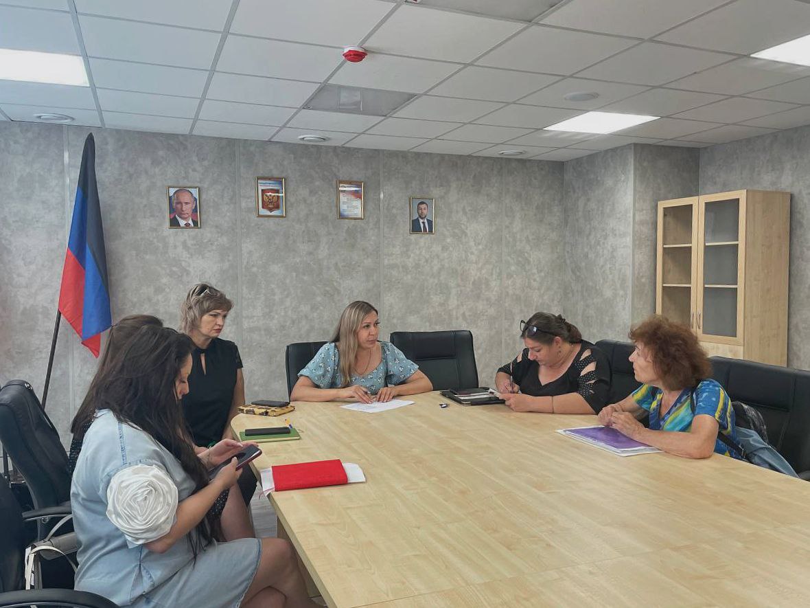 Личный приём граждан в Управе Жовтневого внутригородского района  В Управе Жовтневого внутригородского района города Мариуполя состоялся личный приём граждан, который провела Руководитель Управы Кирьякулова Оксана Васильевна.  В рамках приёма жители обратились с важными и жизненными вопросами:   восстановление разрушенного жилья,   предоставление строительных материалов,   включение адресов в программы ремонта,   получение компенсационных выплат,   определение статуса жилых помещений.  Оксана Васильевна внимательно выслушала каждого обратившегося, разобрала каждую ситуацию и постаралась найти пути решения вопросов в пределах компетенции Управы. По каждому обращению были даны соответствующие поручения профильным специалистам, а также подготовлены рекомендации по дальнейшим действиям для заявителей.  Руководитель подчеркнула, что все обращения находятся на контроле, и работа с жителями будет продолжена в плановом режиме.   «Мы стараемся быть рядом с людьми и помогать не на словах, а на деле. Важно, чтобы каждый знал — его вопрос услышан и решение обязательно будет найдено»,  — отметила Оксана Васильевна.