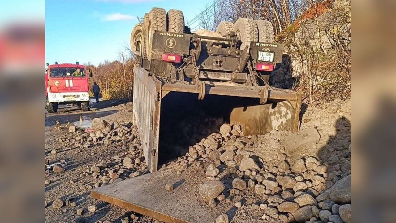 На дороге "Мишуково – Снежногорск" перевернулся грузовик  Водитель грузового автомобиля SHACMAN не справился с управлением, что привело к съезду машины с дороги и перевороту. Авария произошла на 15 километре дороги "Мишуково – Снежногорск" сегодня около 9 утра. Серьезно никто не пострадал, сообщили в Управлении по ГОЧС и ПБ Мурманской области. Медицинскую помощь водителю амбулаторно оказали врачи скорой помощи.  Фото: ГПС51/ ТГ    Подпишись — Вести Мурман