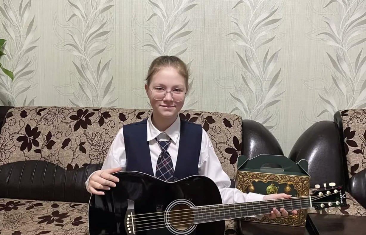 Рустам Минниханов исполнил мечту первоклассницы из Буинска Лизы Девочка занимается в вокальном ансамбле и на Новый год попросила гитару Мечту исполнил раис РТ достав именно её шарик с Ёлки желаний Прислать фото или видео можно через KznOtvetBot А по рекламе ReklamaTatBot