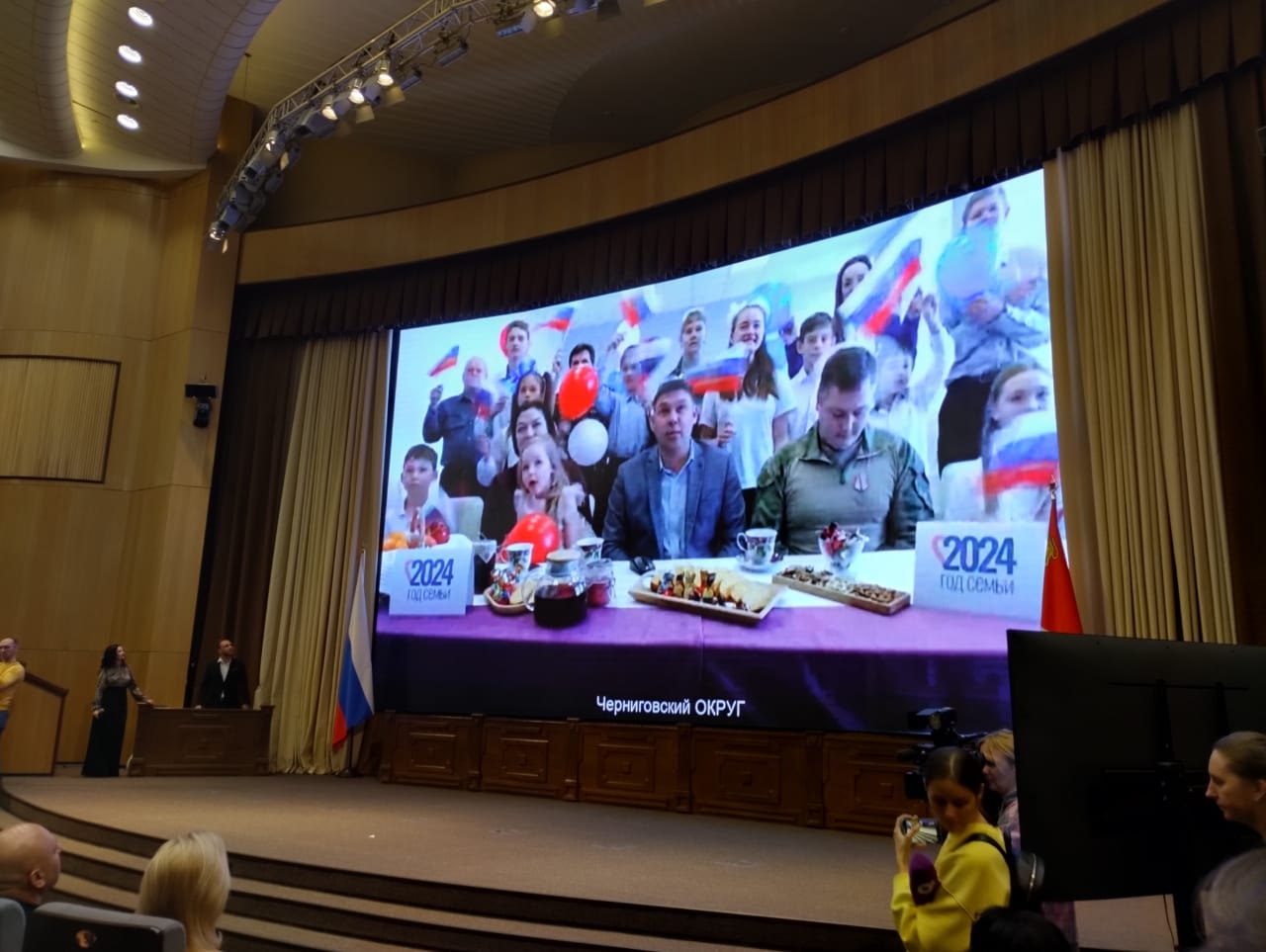  Президент России Владимир Путин уделяет приоритетное внимание поддержке семей с детьми. В Приморском крае это особенно ощущают многодетные семьи, пользующиеся расширенными условиями для получения единого пособия. По инициативе главы государства, введенной в 2023 году, и благодаря постоянному совершенствованию мер поддержки, отделение Социального фонда по Приморскому краю оказывает помощь родителям 26 446 детей из многодетных семей. С 2025 года семьи получили важное преимущество: заявление на пособие можно подать сразу на всех детей. Это исключает учет выплат за прошлые периоды при расчете среднедушевого дохода. Пособие назначается на каждого ребенка до 17 лет. ПОДРОБНЕЕ